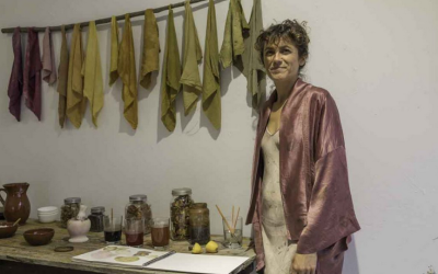 Simona Colzi enseña secretos del arte textil a través de la exposición «Madre Tierra»